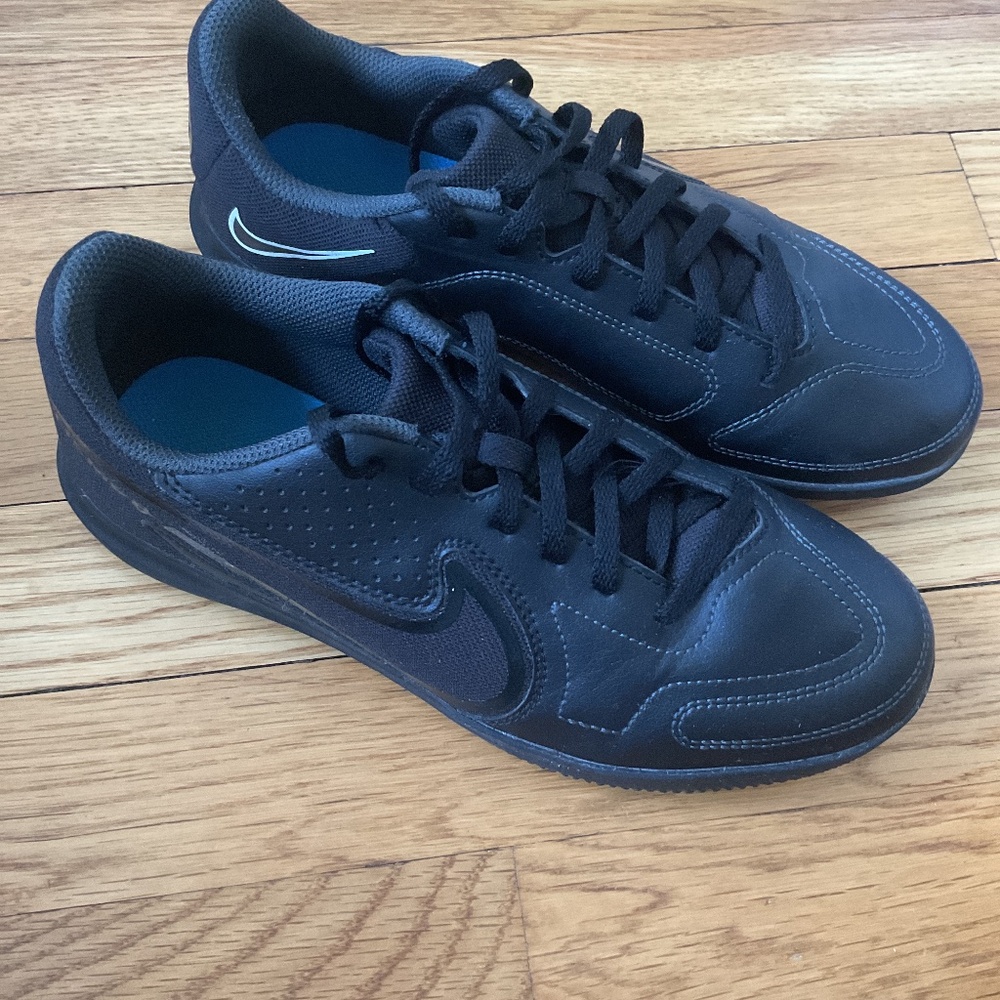 Nike Tiempo Indoor soccer/ futsal shoes US 5.5Y